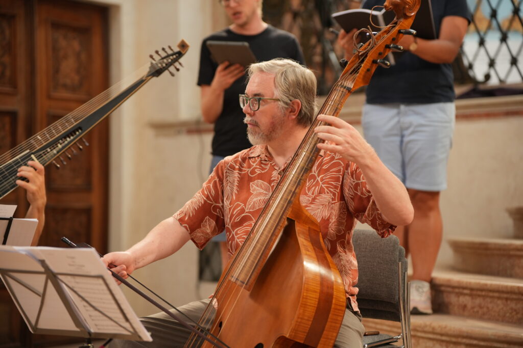 Benoît Vanden Bemden playing violone, photo by Oren Kirschenbaum